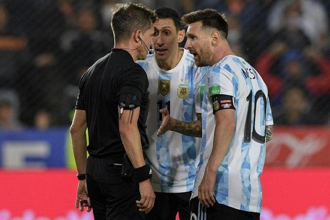 Sem Neymar, Brasil encarou a Argentina em clssico agitado pelas Eliminatrias