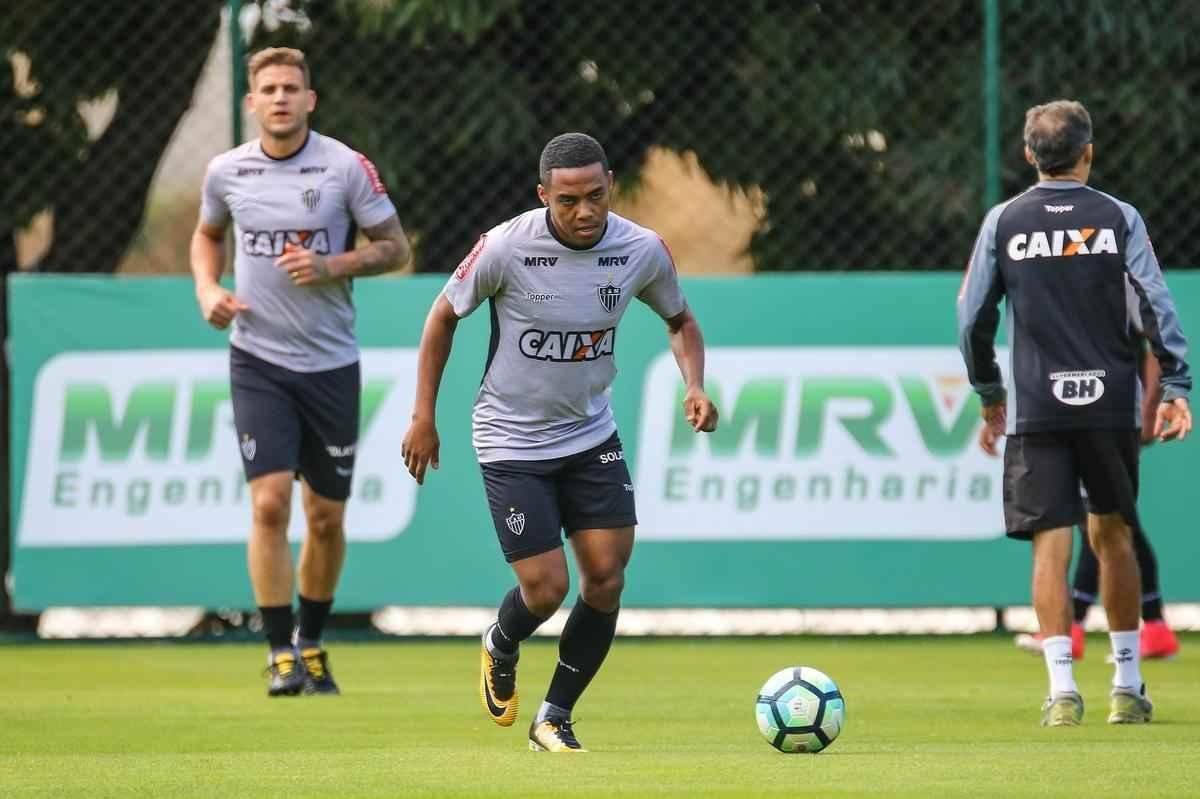 No treinamento desta sexta-feira, Rogrio Micale comandou uma atividade em campo reduzido de ataque contra defesa