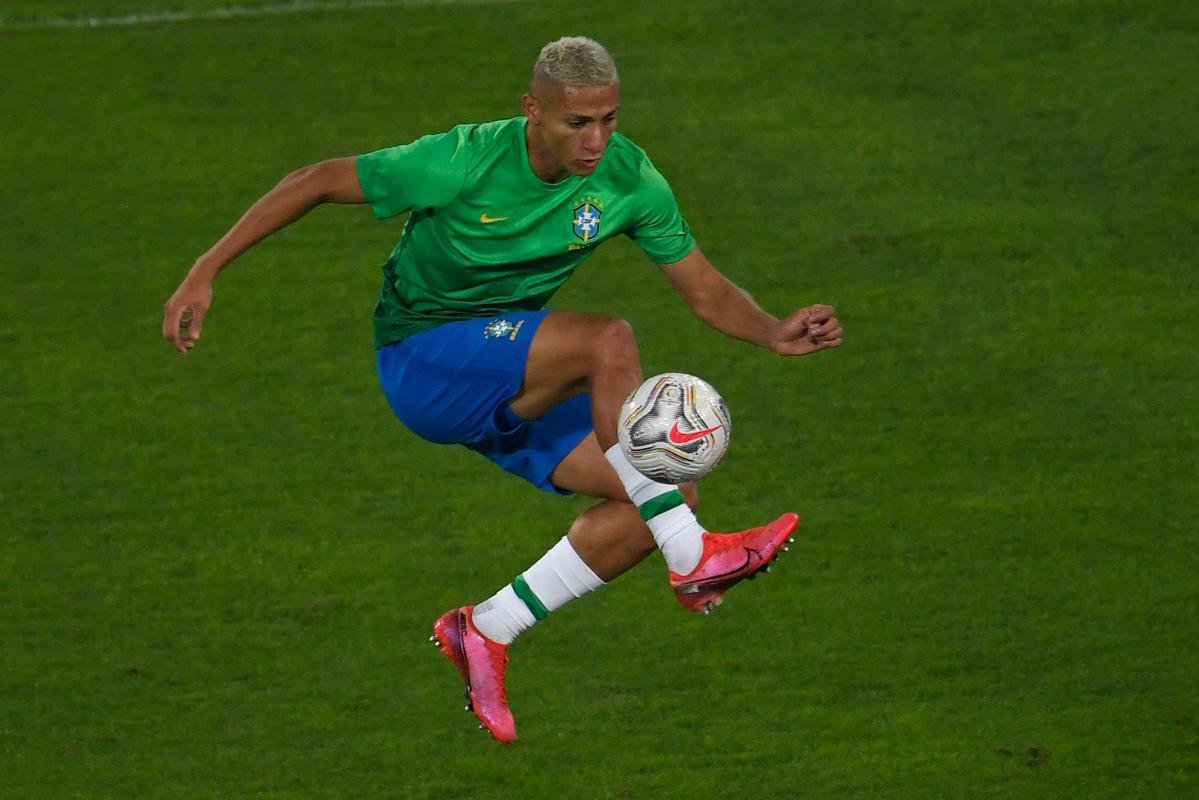 Brasil e Colmbia se enfrentaram no Estdio Nilton Santos, pelo Grupo B da Copa Amrica 