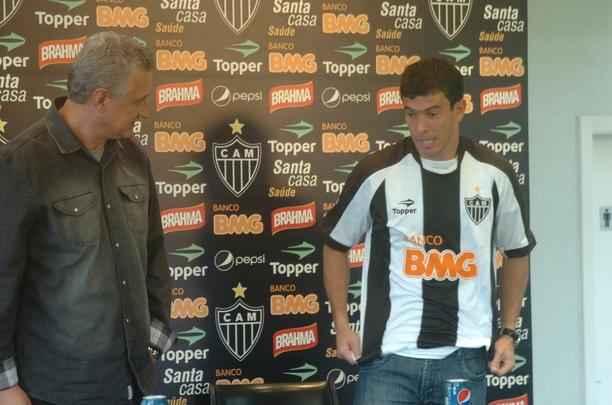 09/01/2012. O diretor de futebol do Atlético, Eduardo Maluf, apresenta do novo jogador, Leandro Donizete, no Centro de Treinamento (Cidade do Galo).