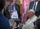 Papa Francisco  presenteado com camisas do Santos