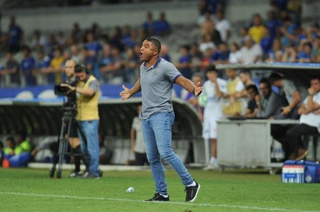Roger Machado assumiu o Bahia em abril de 2019. Ficou no clube at� 2 de setembro deste ano, no auge da press�o da torcida por sua demiss�o, ap�s derrota por 5 a 3 para o Flamengo, em casa. Em 74 jogos, foram 30 vit�rias, 22 empates e 22 derrotas. Hoje, est� desempregado.