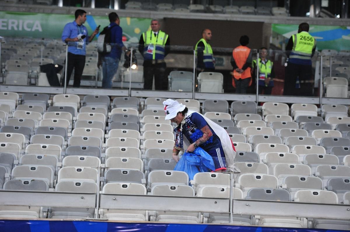 Depois do empate entre Japo e Equador, por 1 a 1, pela Copa Amrica, um torcedor japons deu um bom exemplo aos brasileiros. Com pacincia, ele recolheu lixo em vrios pontos do setor em que se encontrava no Mineiro. Na Copa de 2014, no Brasil, os nipnicos j haviam mostrado civilidade ao mundo ao limpar arquibancadas e vestirios dos estdios.
