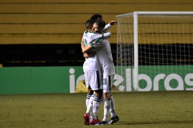 Cricima e Amrica duelaram pela terceira fase da Copa do Brasil no Estdio Heriberto Hlse, em Santa Catarina