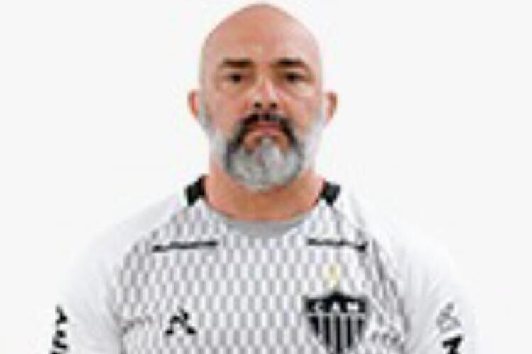 O segurança do Atlético, André Ricardo, recebeu o diagnóstico positivo de COVID-19 nesta quarta-feira, dois dias após a testagem em todos os profissionais do Galo.