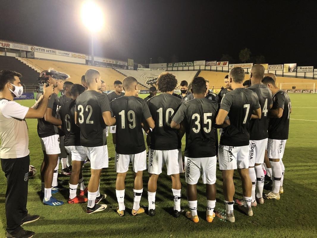 Ponte Preta - Eliminada na 1 fase do Campeonato Paulista e vice-campe do Trofu Interior (15 jogos, 4 vitrias, 3 empates e 8 derrotas - 33,3% de aproveitamento)