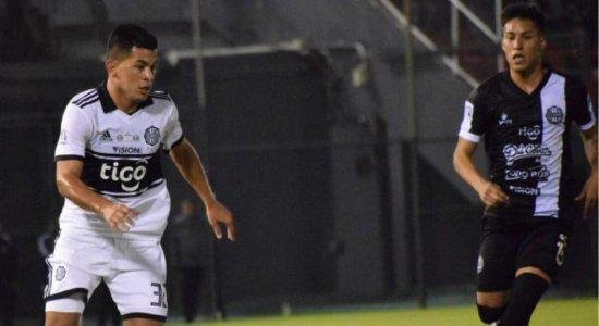 Junior Britez (sem clube): Alm de Willian Simes, outro jogador que saiu do Nutico e ainda no assinou com um clube  Junior Britez. O paraguaio rescindiu com o clube pernambucano por ter sido 'pouco aproveitado'. O atleta de 23 anos atuou apenas cinco vezes em 2020 pelo Timbu e retornou ao seu pas de origem no comeo de dezembro. Na foto, passagem do meia pelo Olimpia, do Paraguai.
