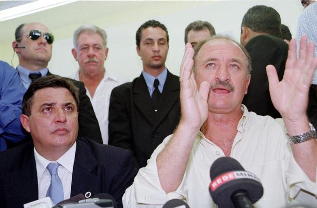 Inaugurao da Toca da Raposa II em 9 de maro de 2002. Na ocasio, presidente do Cruzeiro, Zez Perrella, recebeu figuras ilustres, como o tcnico da Seleo Brasileira, Luiz Felipe Scolari, e outras autoridades pblicas municipais, estaduais e federais