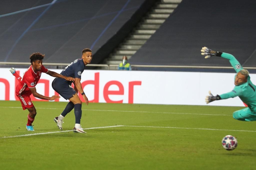 No segundo tempo, Kingsley Coman colocou o Bayern em vantagem com gol de cabeça: 1 a 0