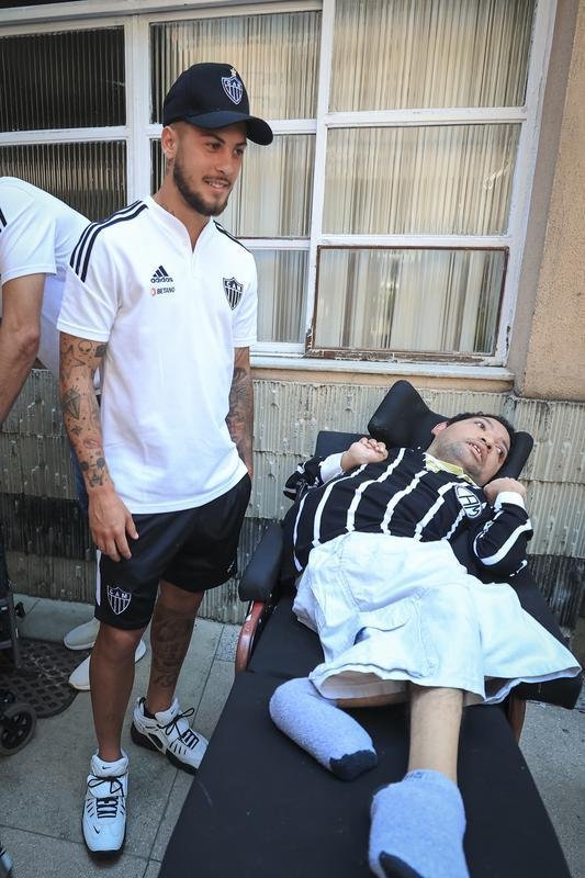 Jogadores do Atltico visitam Ncleo Assistencial Caminhos para Jesus