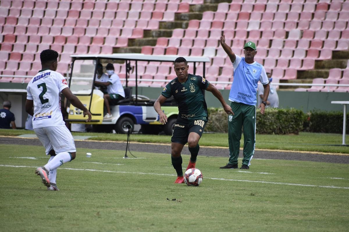 Uberlândia e América se enfrentaram nesta quinta-feira (1), em partida válida pela 6ª rodada do Campeonato Mineiro. Sob forte calor, as equipes duelaram no Parque do Sabiá, em Uberlândia, no Triângulo Mineiro.