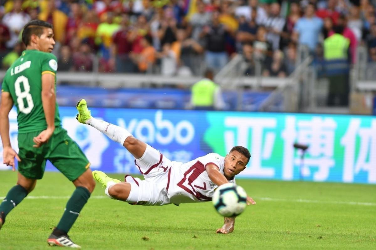 Imagens da partida entre Bolvia e Venezuela