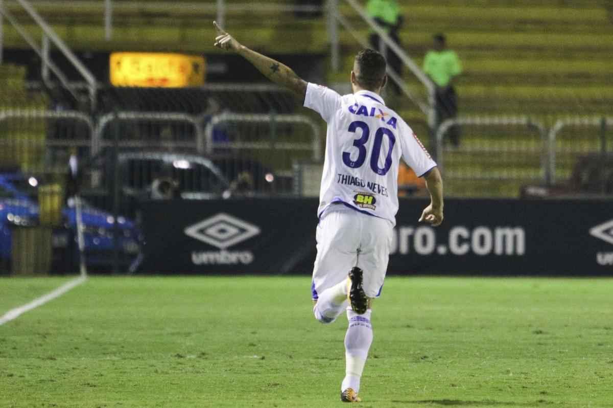 Imagens do duelo entre Vasco e Cruzeiro, pela 18 rodada da Srie A, no Raulino de Oliveira