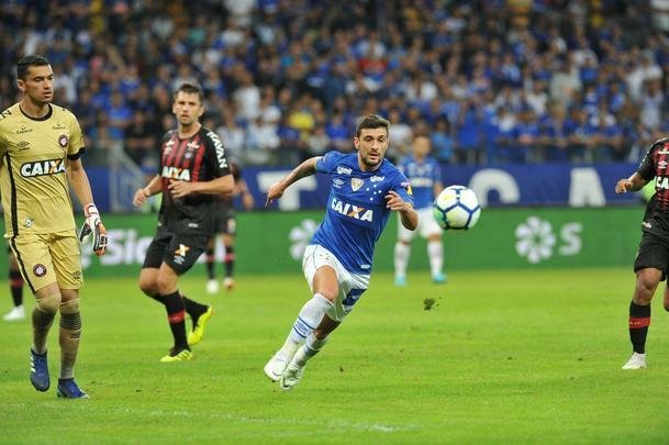 Lances do primeiro tempo do duelo entre Cruzeiro e Atltico, no Mineiro, pelas oitavas de final da Copa do Brasil