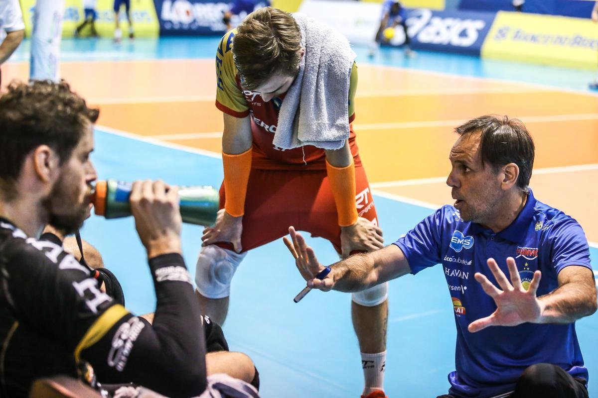 Minas no resistiu ao poderoso Taubat, perdeu por 3 sets a 0 e terminou a Superliga como vice-campeo