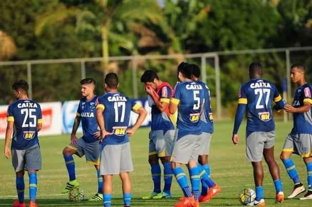 Depois de invaso de torcida organizada, jogadores trabalharam normalmente. Ded foi entregue  preparao fsica, assim como volante Marciel. Time enfrenta o Vitria na quarta-feira pela Copa do Brasil
