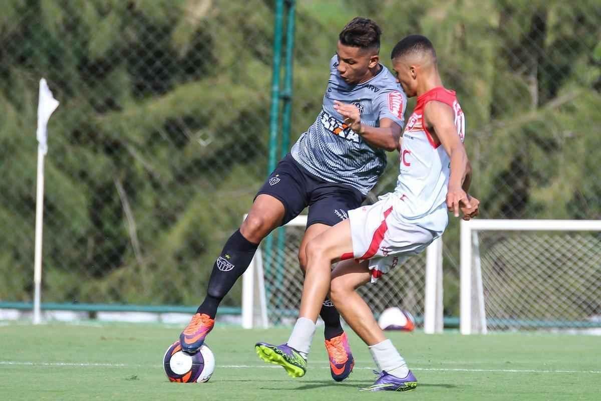 Com gols de Fred e Carlos Csar, Atltico vence jogo-treino contra Guarani de Divinpolis, na Cidade do Galo, por 2 a 0