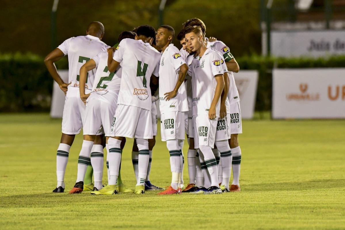 Athletic e Amrica se enfrentaram pela 2 rodada do Campeonato Mineiro de 2021. A partida foi realizada no Estdio Mrio Helnio, em Juiz de Fora, e marcou a estreia do atacante uruguaio Loco Abreu, de 44 anos, com a camisa do Esquadro de Ao.