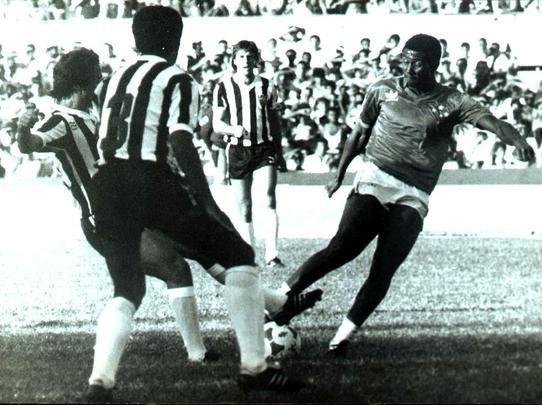 Imagens do Cruzeiro com a camisa da Adidas (Arquivo/Estado de Minas)