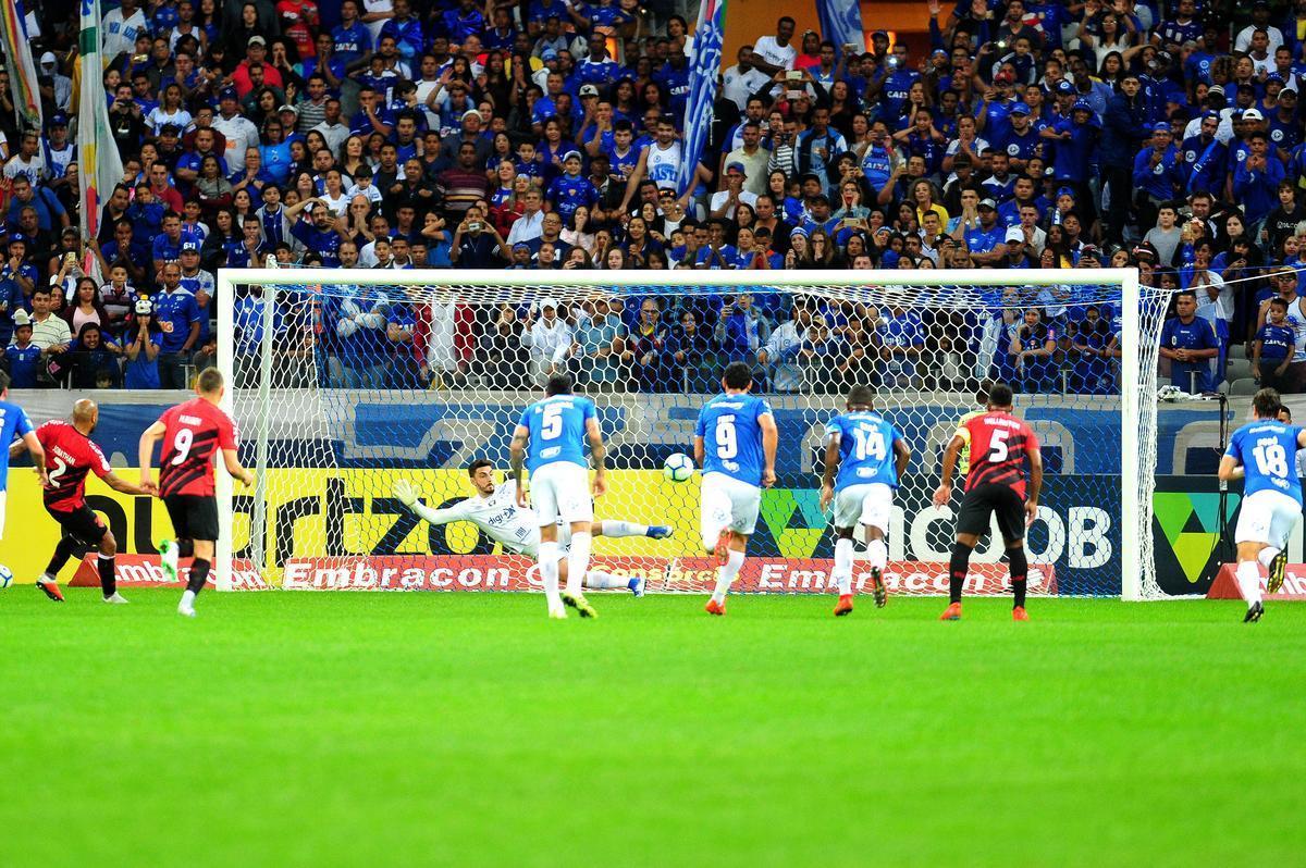 Lances do primeiro tempo de Cruzeiro x Athletico-PR, no Mineiro, pela 12 rodada do Brasileiro; time paranaense saiu na frente na etapa inicial com gol de pnalti do lateral Jonathan