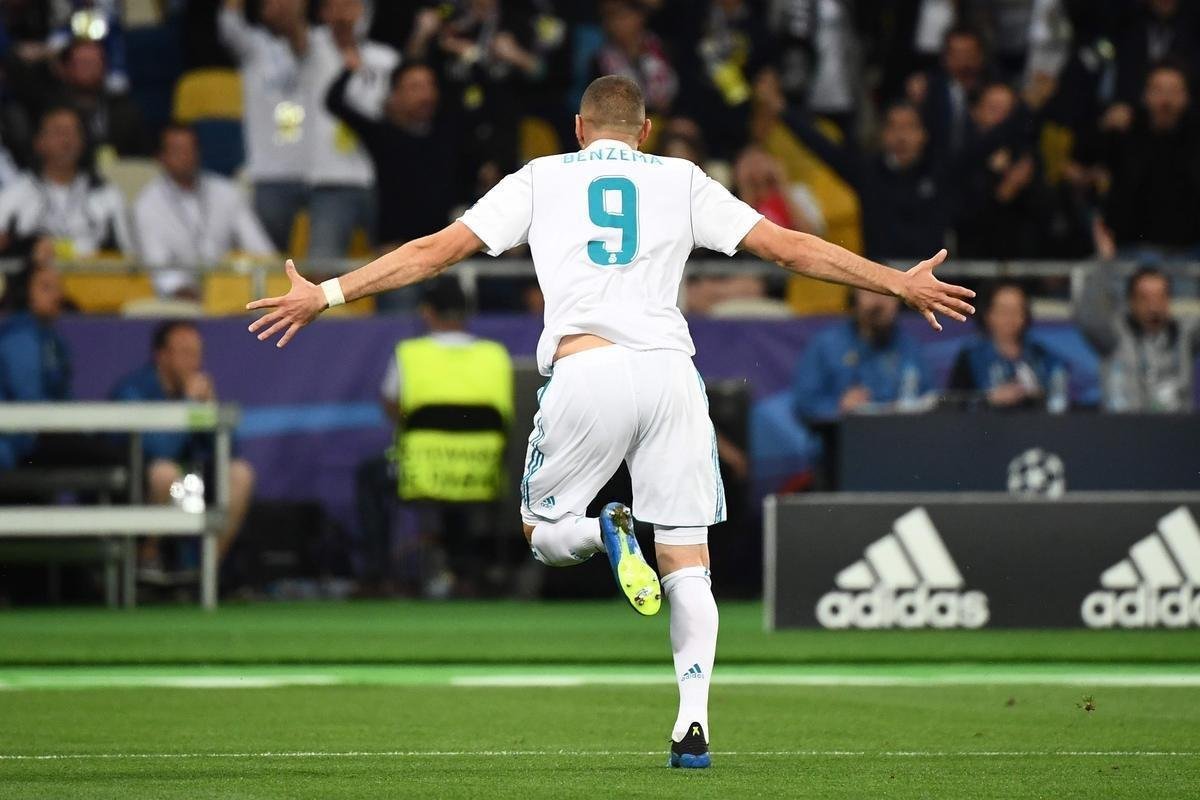 Goleiro Loris Karius, do Liverpool, vacilou na sada de bola, e Benzema, do Real, aproveitou para roubar a bola e abrir o placar na final: 1 a 0