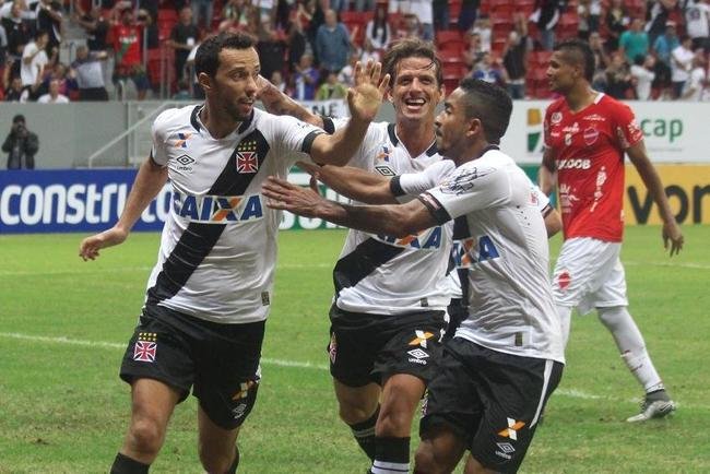 2016 - Vasco (39 pontos ao fim do 1 turno) subiu, mas no foi campeo