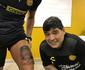 Jogador de equipe dirigida por Maradona tatua rosto de ex-craque na perna
