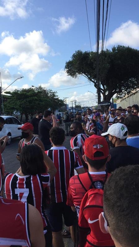 Enquanto a bola rolava para Ferroviário e Santa Cruz, neste domingo, grupo de torcedores se encontraram na sede do estádio do Arruda para protestar