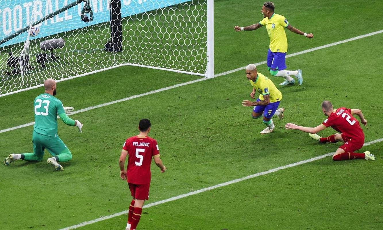 Richarlison marcou dois gols sobre a Srvia na estreia do Brasil na Copa do Catar