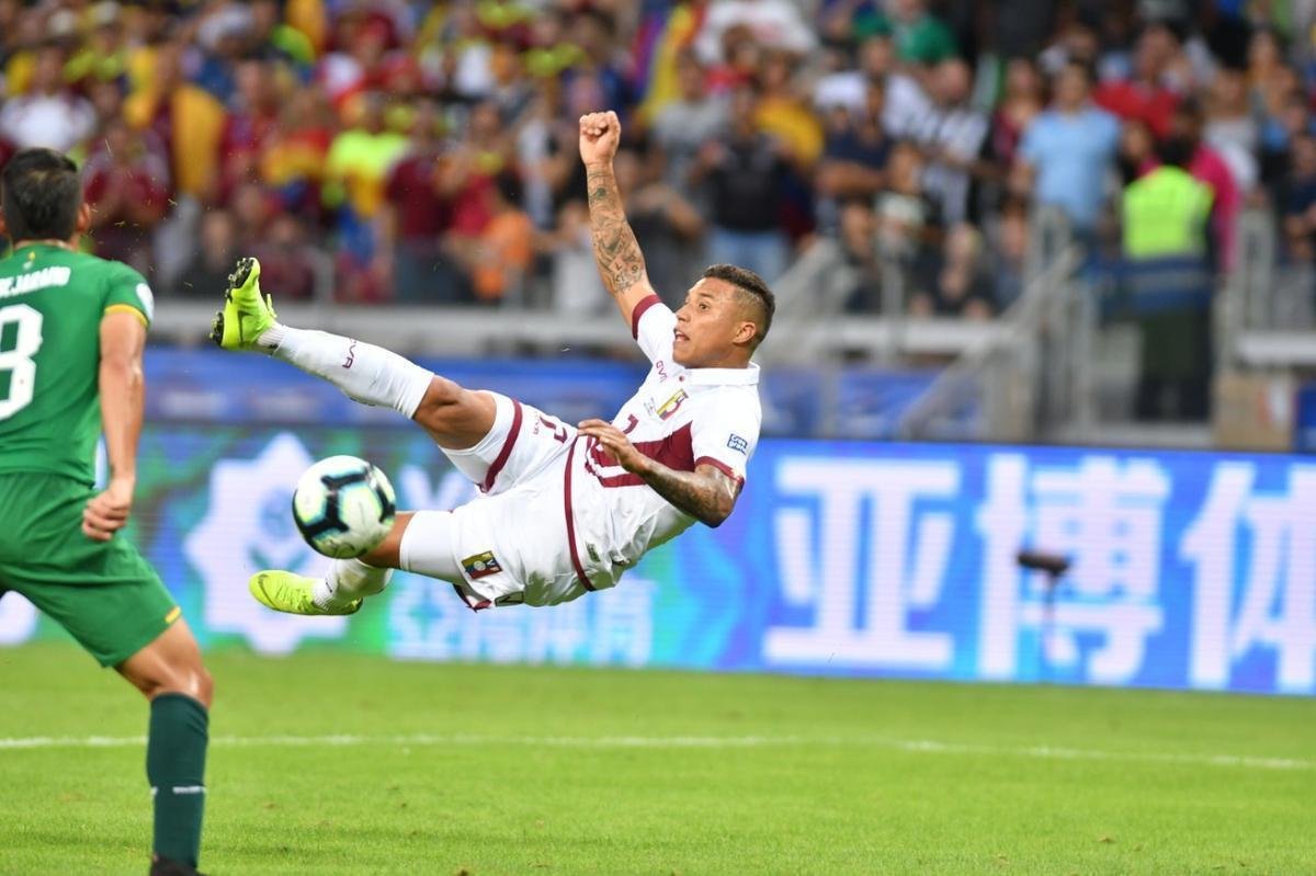 Imagens da partida entre Bolvia e Venezuela