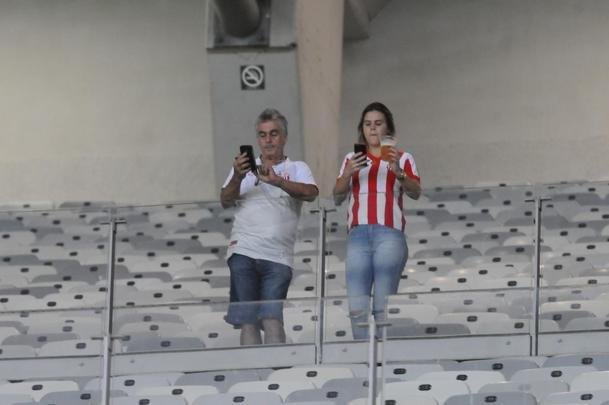 Torcedores do Cruzeiro e do Villa marcaram presena no Mineiro