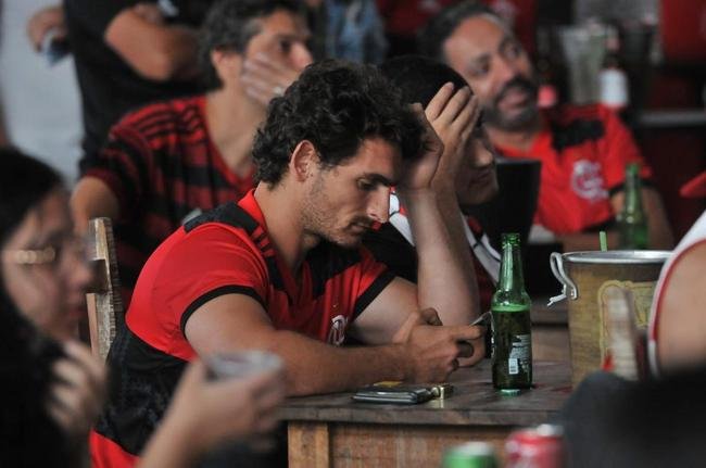 Flamenguistas ficaram arrasados em bares de BH com derrota para o Atltico nos pnaltis, por 8 a 7. Alguns rubro-negros choraram no Bar Leblon, no bairro Prado