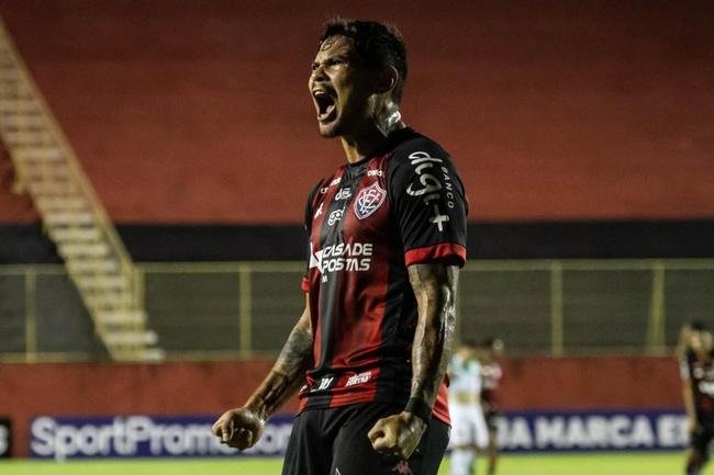O atacante L�o Cear� marcou 16 gols em 33 jogos pelo Vit�ria, que terminou a S�rie B em 14�, com 48 pontos.