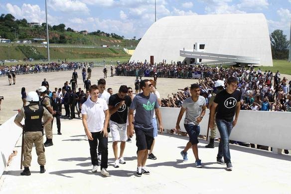 Governador Anastasia entregou uma placa aos campees brasileiros e recebeu uma camisa do Cruzeiro de presente, na Cidade Administrativa