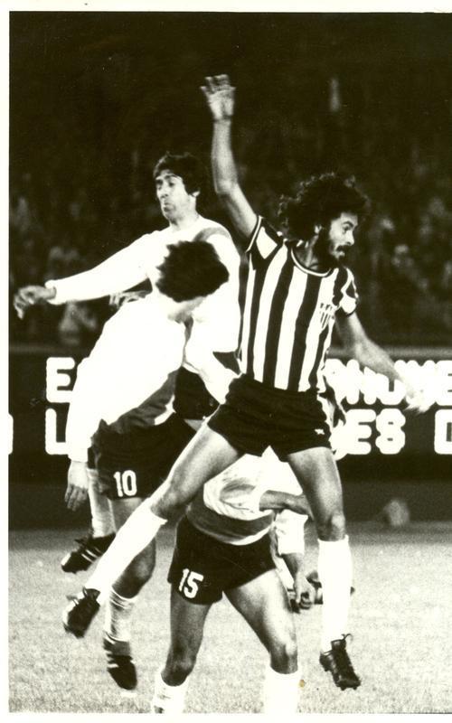 O primeiro confronto entre as equipes aconteceu na fase semifinal da Copa Libertadores de 1978. No Monumental de Nuez, em Buenos Aires, vitria dos donos da casa por 1 a 0, gol de Juan Jos Lopez, aos 8 minutos do primeiro tempo.