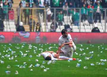 Time visitante subiu para aquecimento no gramado e foi recebido de maneira hostil pela torcida do Bursaspor, que atirou objetos em direção aos jogadores