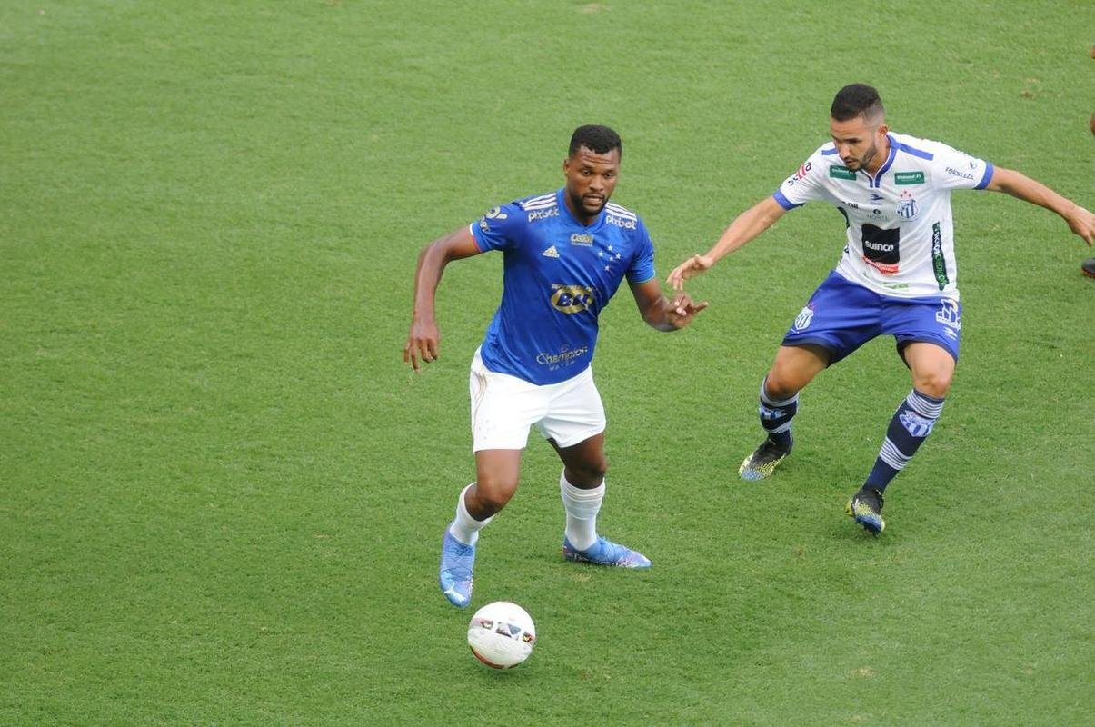 Cruzeiro goleou URT por 3 a 0 no Independncia com gols de Thiago, Machado e Edu em sua estreia no Mineiro. Ronaldo, dono da SAF, assistiu  partida no Horto. Duelo marcou estreia do tcnico uruguaio Paulo Pezzolano