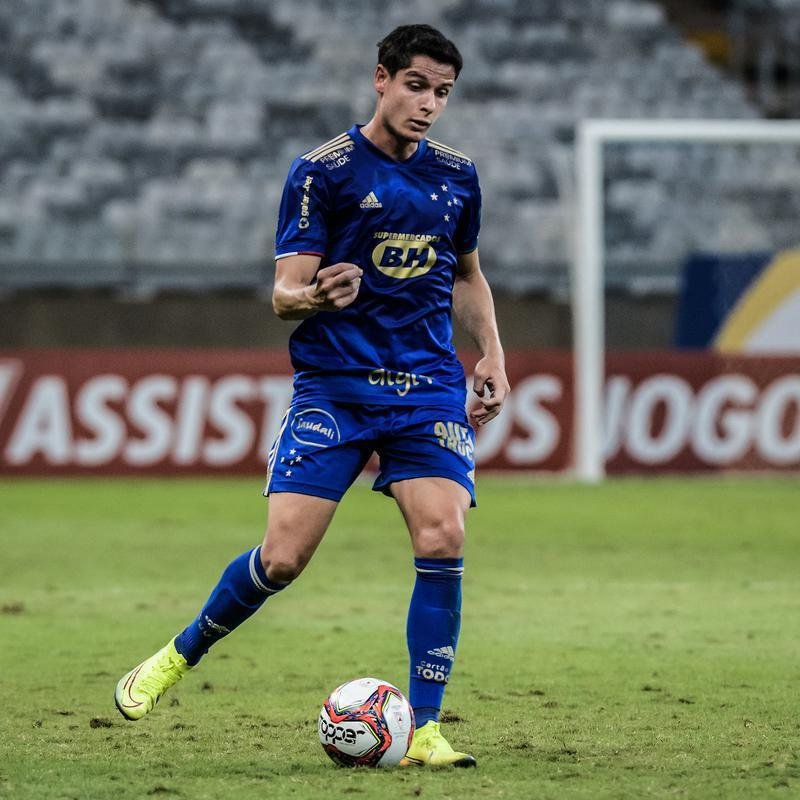 Matheus Barbosa, meio-campista (56% dos votos)