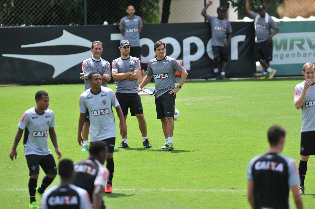 Manh desta sexta-feira foi agitada no Atltico com demisso de Oswaldo e coletiva do presidente