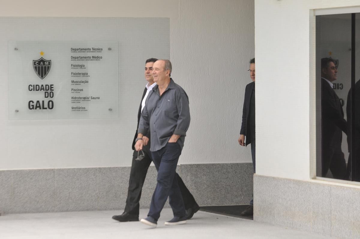 Levir Culpi foi apresentado pela diretoria na Cidade do Galo, enquanto os jogadores treinavam