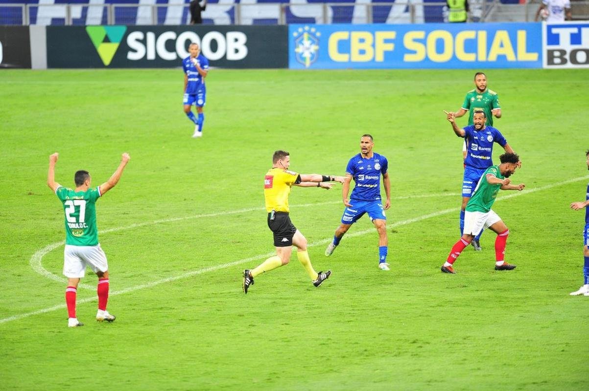 Fotos do jogo entre Cruzeiro e Confiana pela Srie B. Jogo  em Belo Horizonte marcou a volta da torcida cruzeirense ao Mineiro aps meses de ausncia devido  pandemia da COVID-19