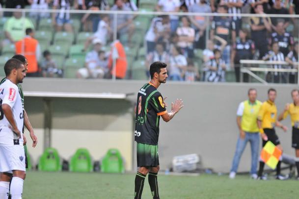 Como j fez em maro de 2014, o volante Leandro Guerreiro voltou a provocar torcida do Atltico, no Horto. O volante sinalizou o '6 a 1', placar histrico de vitria sobre o Galo quando ainda defendia o Cruzeiro, em 2011