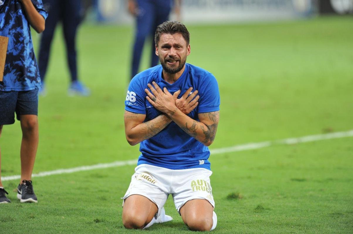 Ao lado dos filhos, Rafinha e Nicholas, Rafael Sobis foi aos prantos no Mineiro em sua despedida do futebol com a camisa do Cruzeiro. Depois de trocar a camisa com o histrico craque celeste Dirceu Lopes, ele saudou os torcedores e teve o nome gritado pelo estdio lotado. Noite foi de muita emoo para o agora ex-atacante, de 36 anos.
