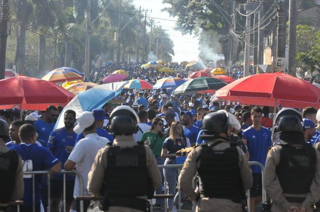 Chegada da torcida do Cruzeiro ao Mineiro para o jogo contra a Ponte Preta pela 13 rodada da Srie B do Campeonato Brasileiro. Estdio voltou a receber grande pblico