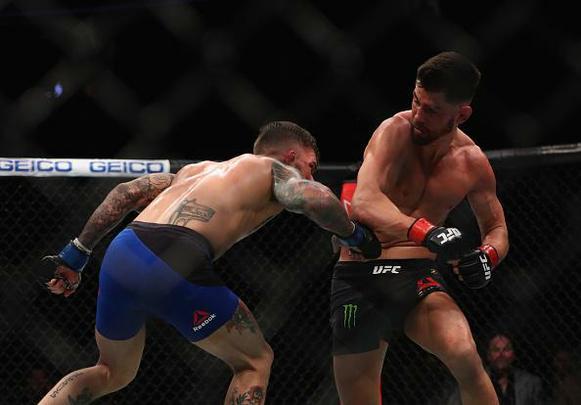 Cody Garbrandt (luvas azuis) venceu Dominick Cruz por deciso unnime e conquistou o cinturo dos galos