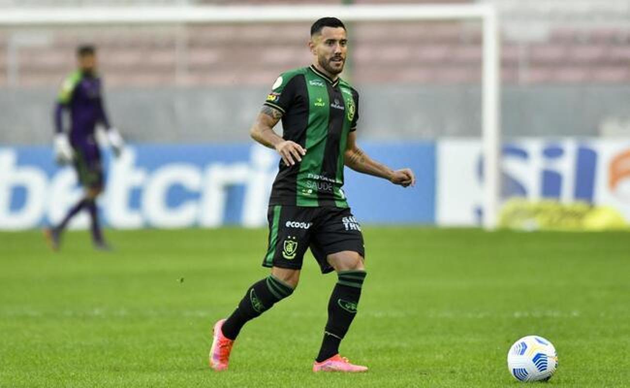 O lateral-esquerdo Alan Ruschel, emprestado pelo Cruzeiro, no continuar no Amrica para a prxima temporada. O jogador perdeu espao no time com o crescimento tcnico do concorrente de posio Marlon