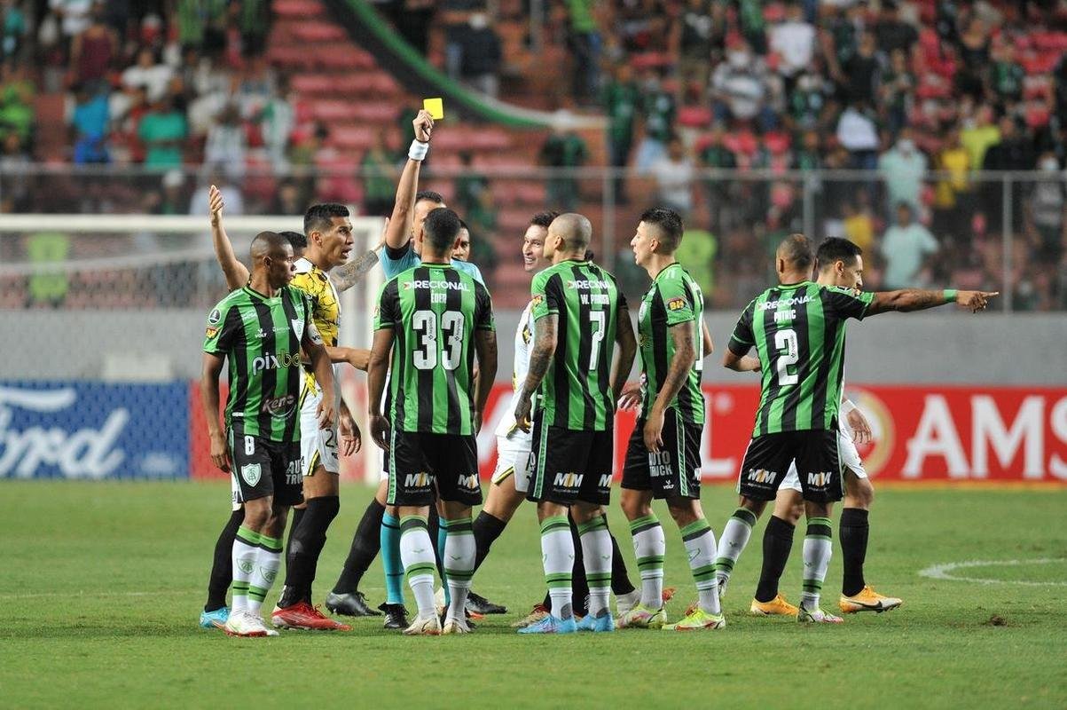 Fotos do jogo entre Amrica e Guaran do Paraguai, no Independncia, em BH, pela segunda fase da Copa Libertadores