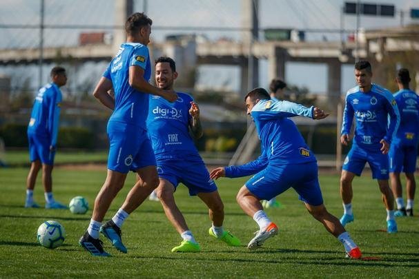 Cruzeiro treinou nesta tera-feira no CT do Grmio, em Porto Alegre, e concluiu a preparao para o duelo com o Internacional, no Beira-Rio, pela semifinal da Copa do Brasil. Time precisa de vitria por dois gols de diferena para ir  final. Se vencer por um gol de vantagem, a deciso ser nos pnaltis. Rogrio Ceni deve escalar o time com Fbio; Edilson, Ded (Fabrcio Bruno), Leo e Dod; Henrique e Robinho; Marquinhos Gabriel, Thiago Neves e David; Pedro Rocha.