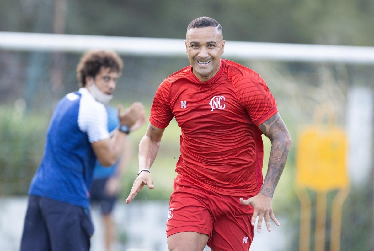 Jogadores do Náutico seguem trainando no CT Wilson Campos, sob a supervisão do técnico Gimar Dal Pozzo. Atletas e membros da comissão técnica são submetidos às medidas de saúde para evitar o contato e gerar possível foco de Covid-19.