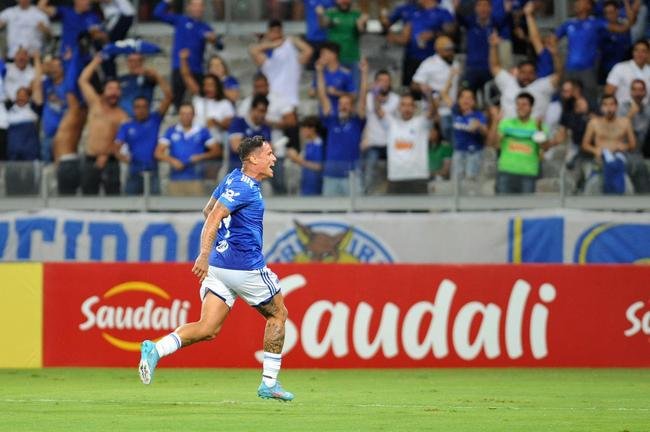 Fotos do gol de Edu, do Cruzeiro, sobre o Athletic, no Mineiro, em jogo de ida da semifinal do Mineiro
